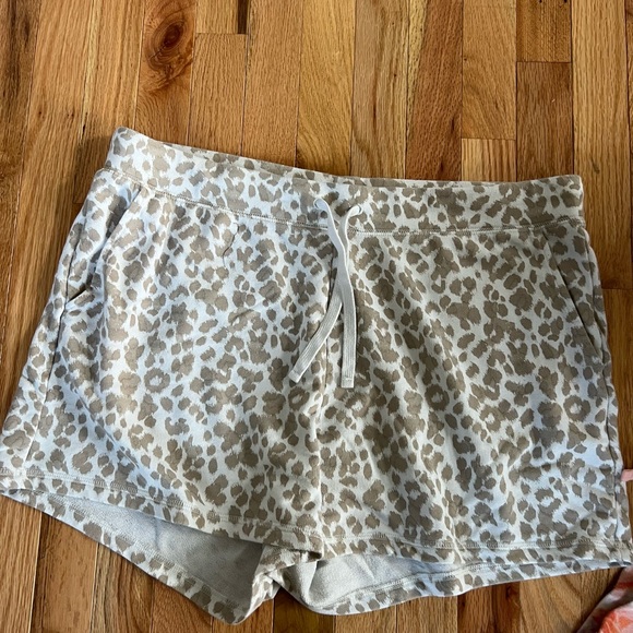 Old navy pocketed drawstring lounge shorts! - Picture 5 of 10